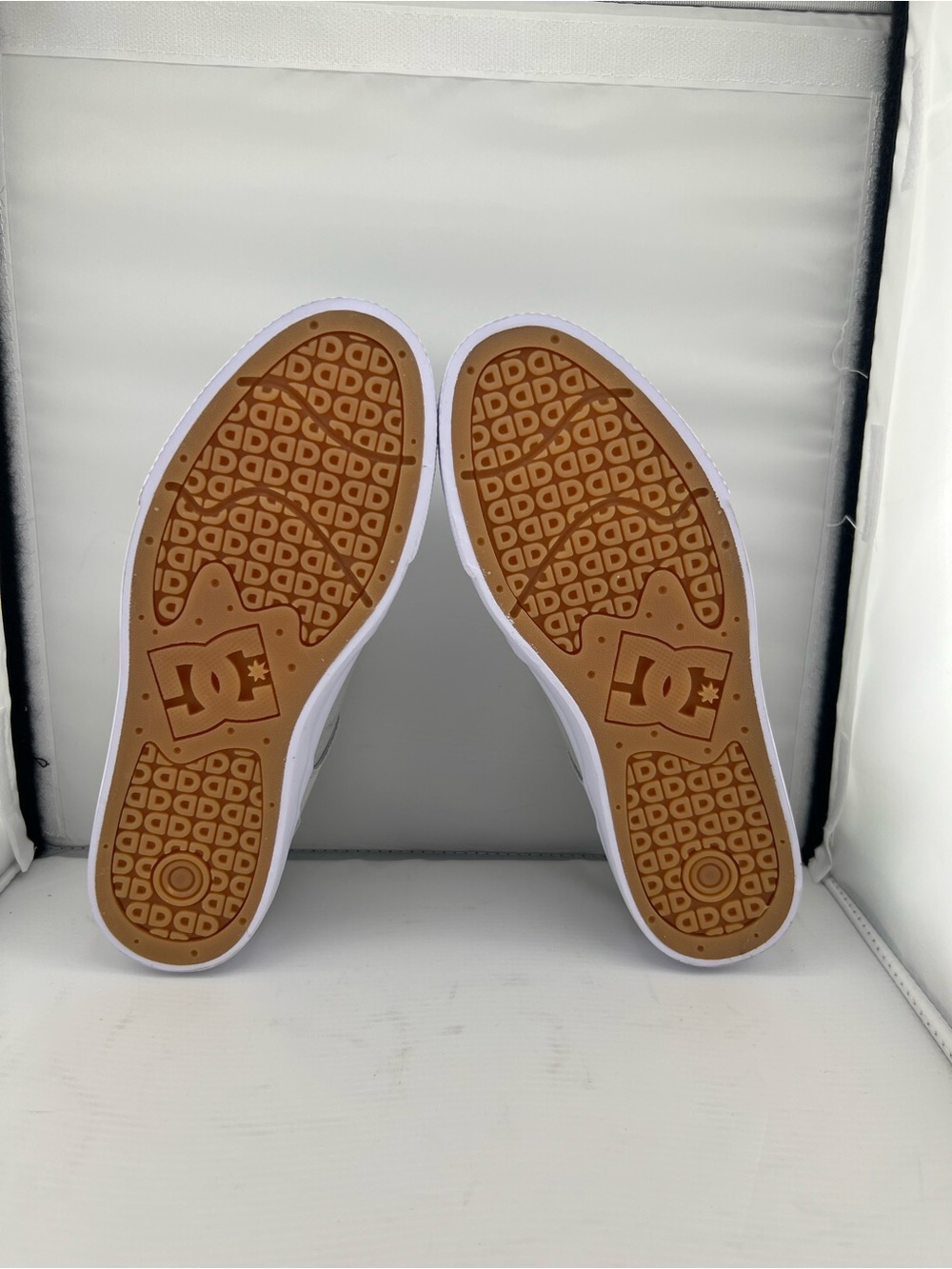 👟DC bloom Grey Suede Skate Sneakers with White Accents - Picture 11 of 12